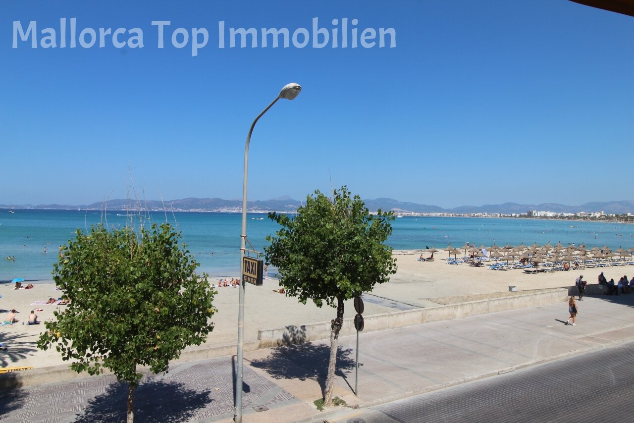 Strandpromenade mit unmittelbarer Nähe zum Meer und öffentlichen Verkehrsmitteln