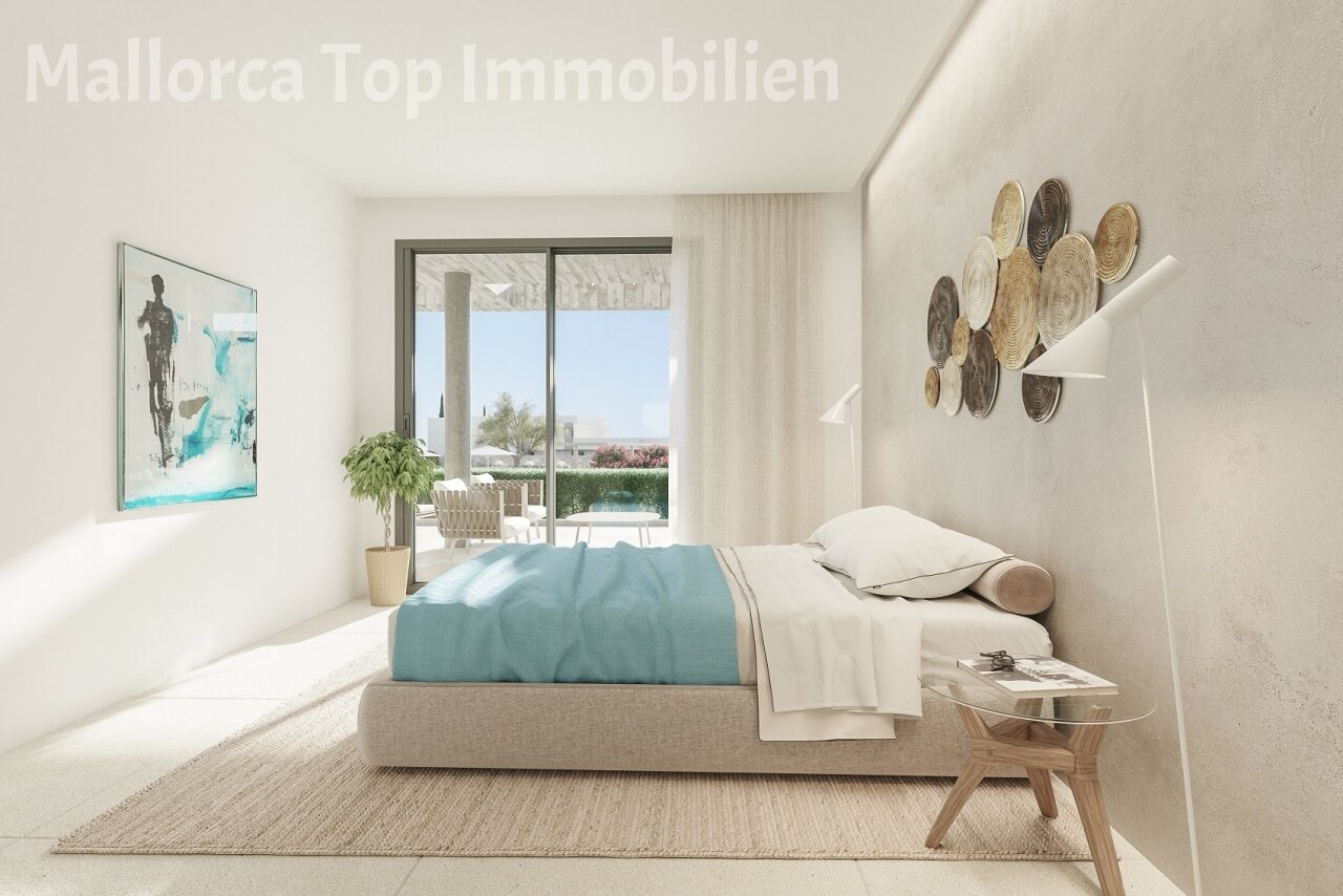 Helles Schlafzimmer mit direktem Terrassenzugang und großflächiger Verglasung