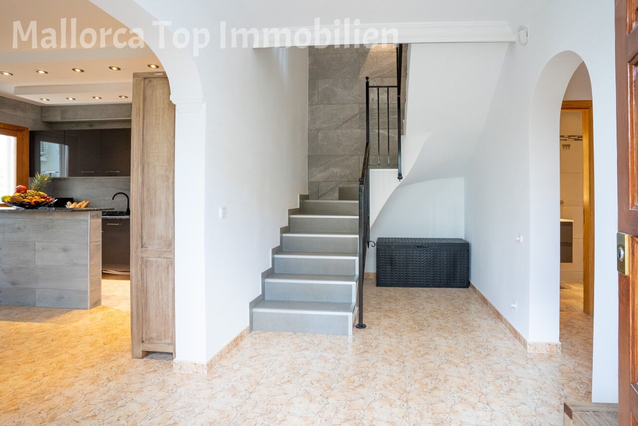 Elegante Eingangshalle mit modernem Treppenaufgang und intelligenter Raumaufteilung Elegante Eingangshalle mit modernem Treppenaufgang und intelligenter Raumaufteilung