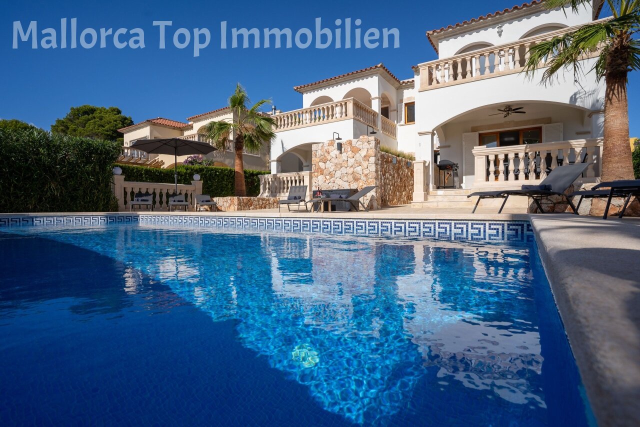 Elegante Poolanlage mit weitläufigen Sonnenterrassen und klassischer Architektur Elegante Poolanlage mit weitläufigen Sonnenterrassen und klassischer Architektur
