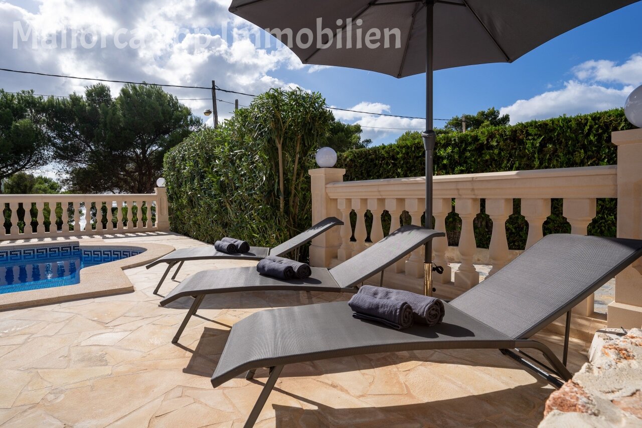 Sonnenterrasse mit integriertem Poolbereich und eleganten Balustradenelementen Sonnenterrasse mit integriertem Poolbereich und eleganten Balustradenelementen