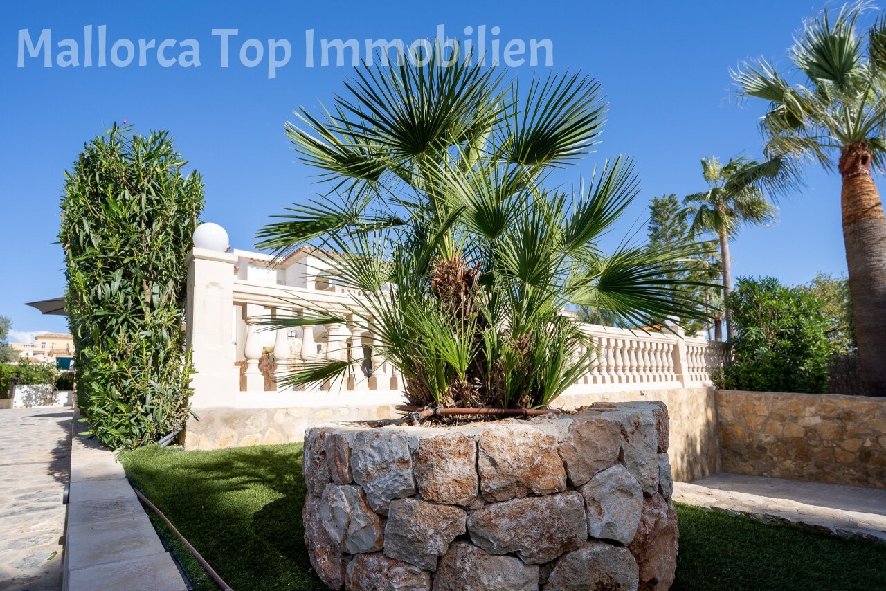 Gepflegte Gartenanlage mit mediterraner Gestaltung und hochwertige Natursteinelemente Gepflegte Gartenanlage mit mediterraner Gestaltung und hochwertige Natursteinelemente