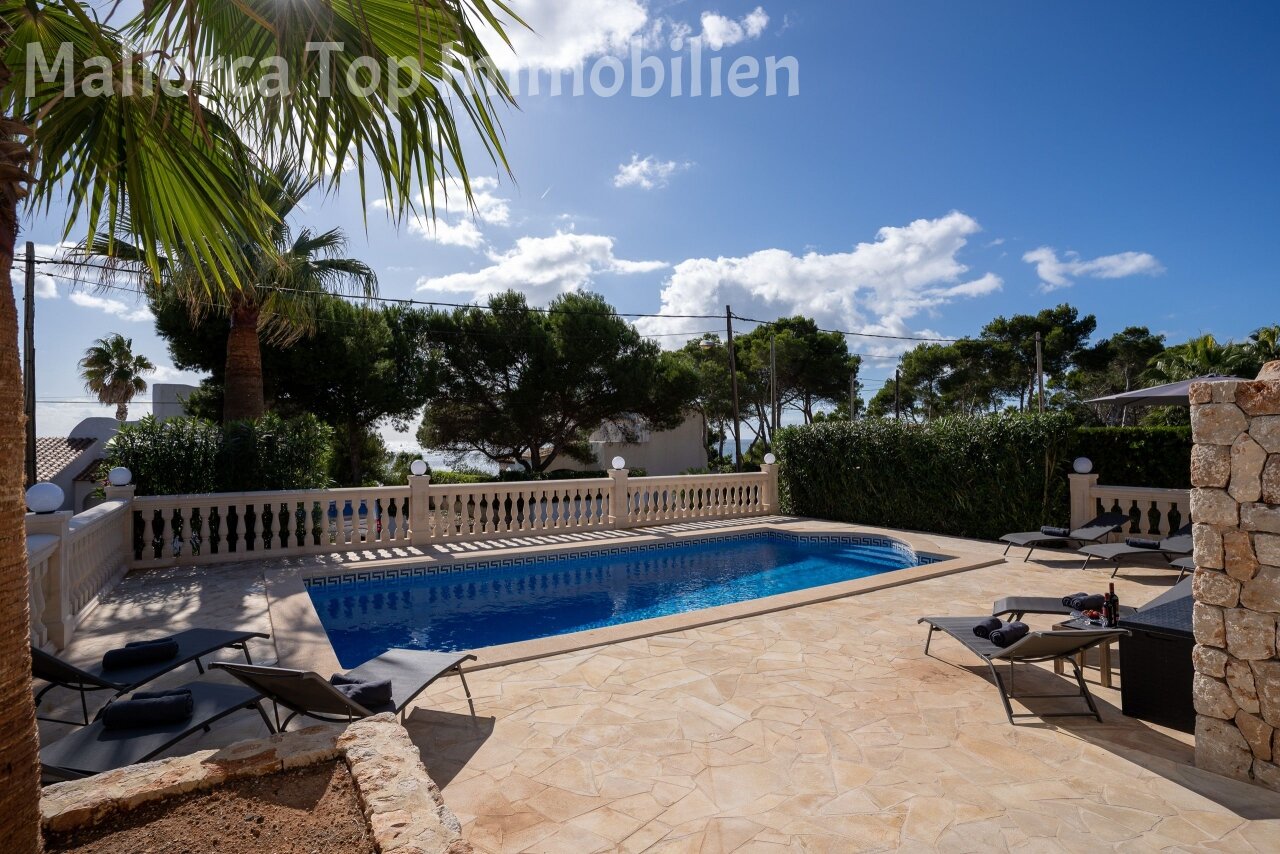 Poolterrasse mit eleganter Balustrade und weiträumiger Freifläche zum Entspannen Poolterrasse mit eleganter Balustrade und weiträumiger Freifläche zum Entspannen