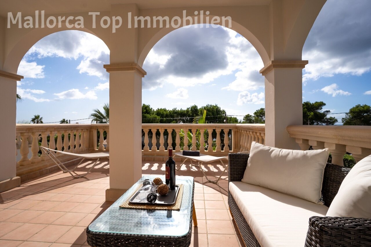 Klassische Säulenloggia mit Meerblick und durchdachtem Terrassenzuschnitt Klassische Säulenloggia mit Meerblick und durchdachtem Terrassenzuschnitt