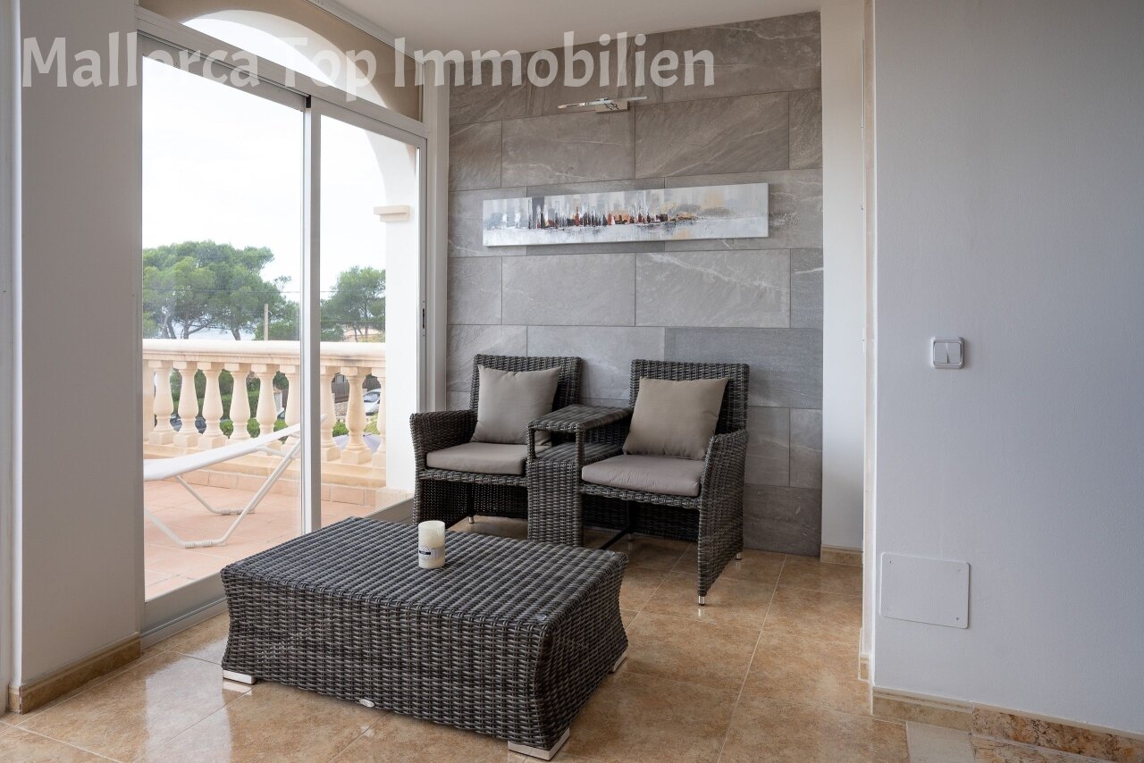Elegante Lounge-Loggia mit direktem Terrassenzugang und hochwertiger Steinverkleidung Elegante Lounge-Loggia mit direktem Terrassenzugang und hochwertiger Steinverkleidung
