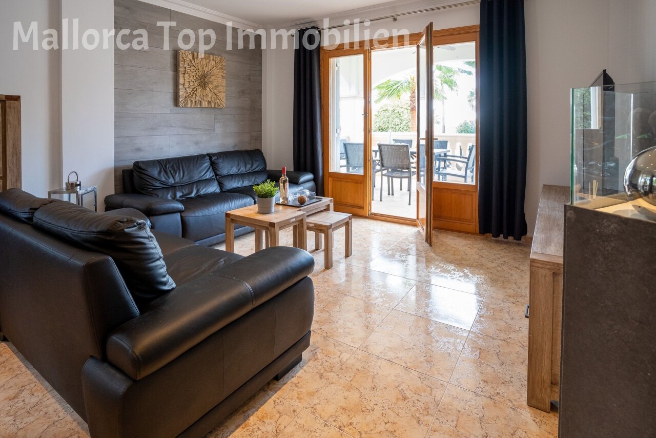 Helles Wohnzimmer mit direktem Zugang zur Terrasse und hochwertigen Natursteinböden Helles Wohnzimmer mit direktem Zugang zur Terrasse und hochwertigen Natursteinböden
