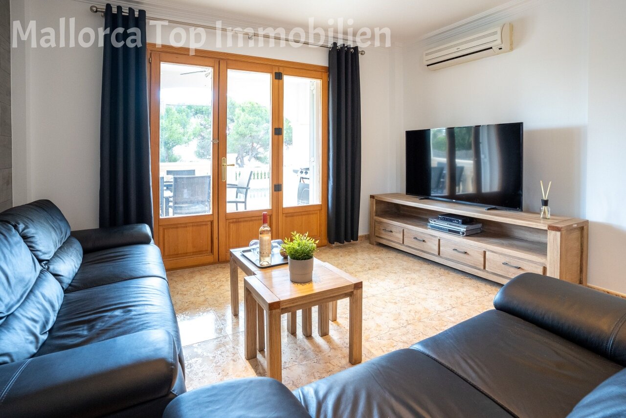 Wohnzimmer mit direktem Terrassenzugang und Klimaanlage – Perfekt für mediterranes Wohnen Wohnzimmer mit direktem Terrassenzugang und Klimaanlage – Perfekt für mediterranes Wohnen
