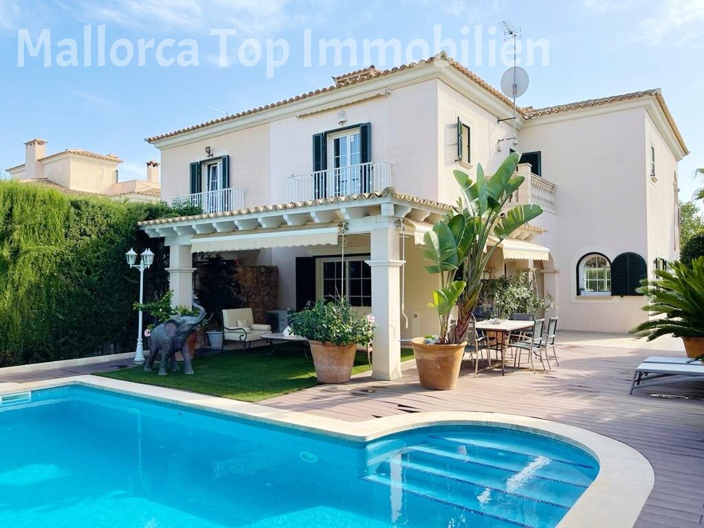 Hochwertig gestaltete Doppelhaushälfte mit privatem Pool  Hochwertig gestaltete Doppelhaushälfte mit privatem Pool