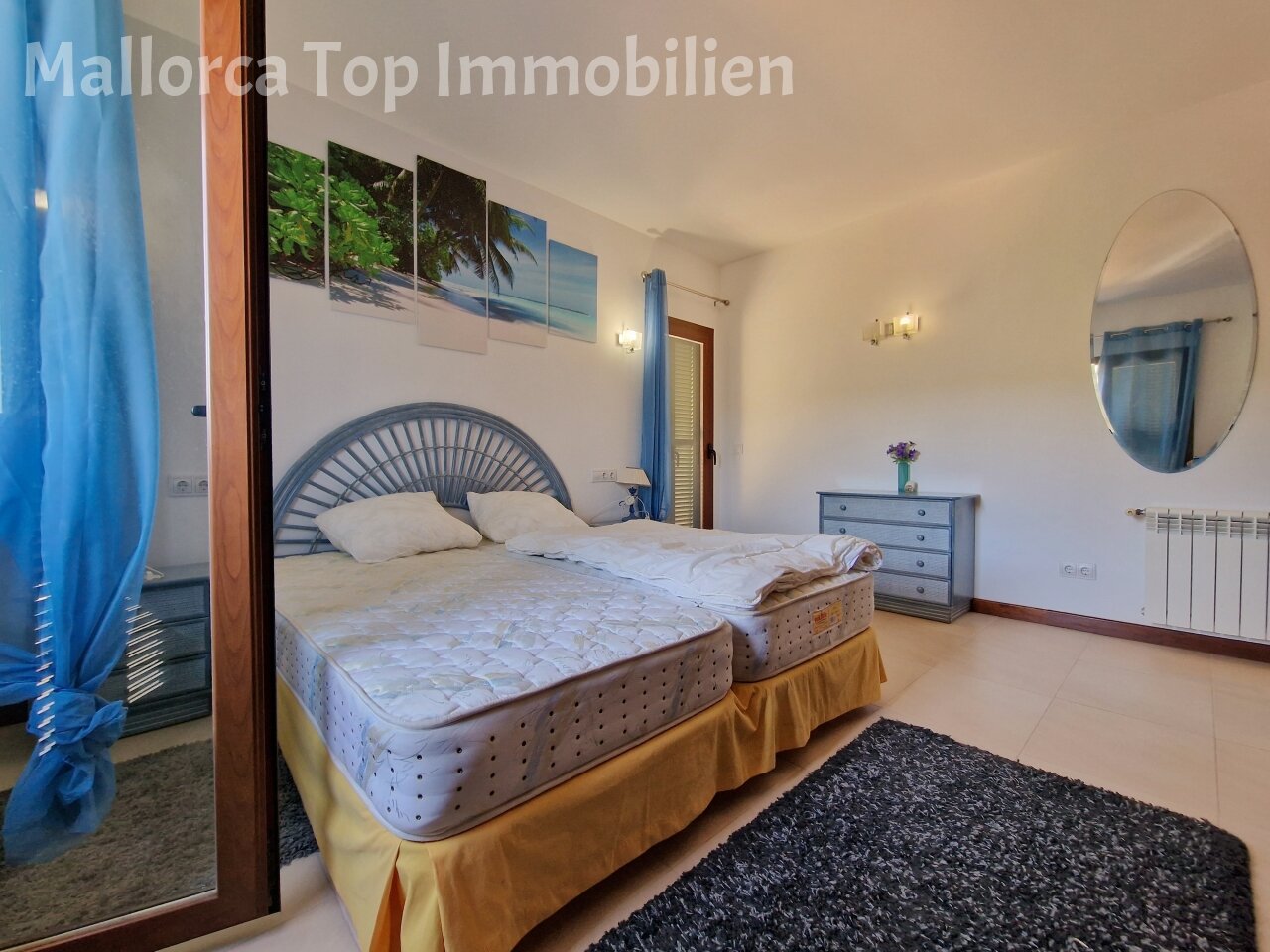 Komfortables Schlafzimmer mit praktischer Raumaufteilung – Helle Fensterfront und integrierte Heizanlage Komfortables Schlafzimmer mit praktischer Raumaufteilung – Helle Fensterfront und integrierte Heizanlage