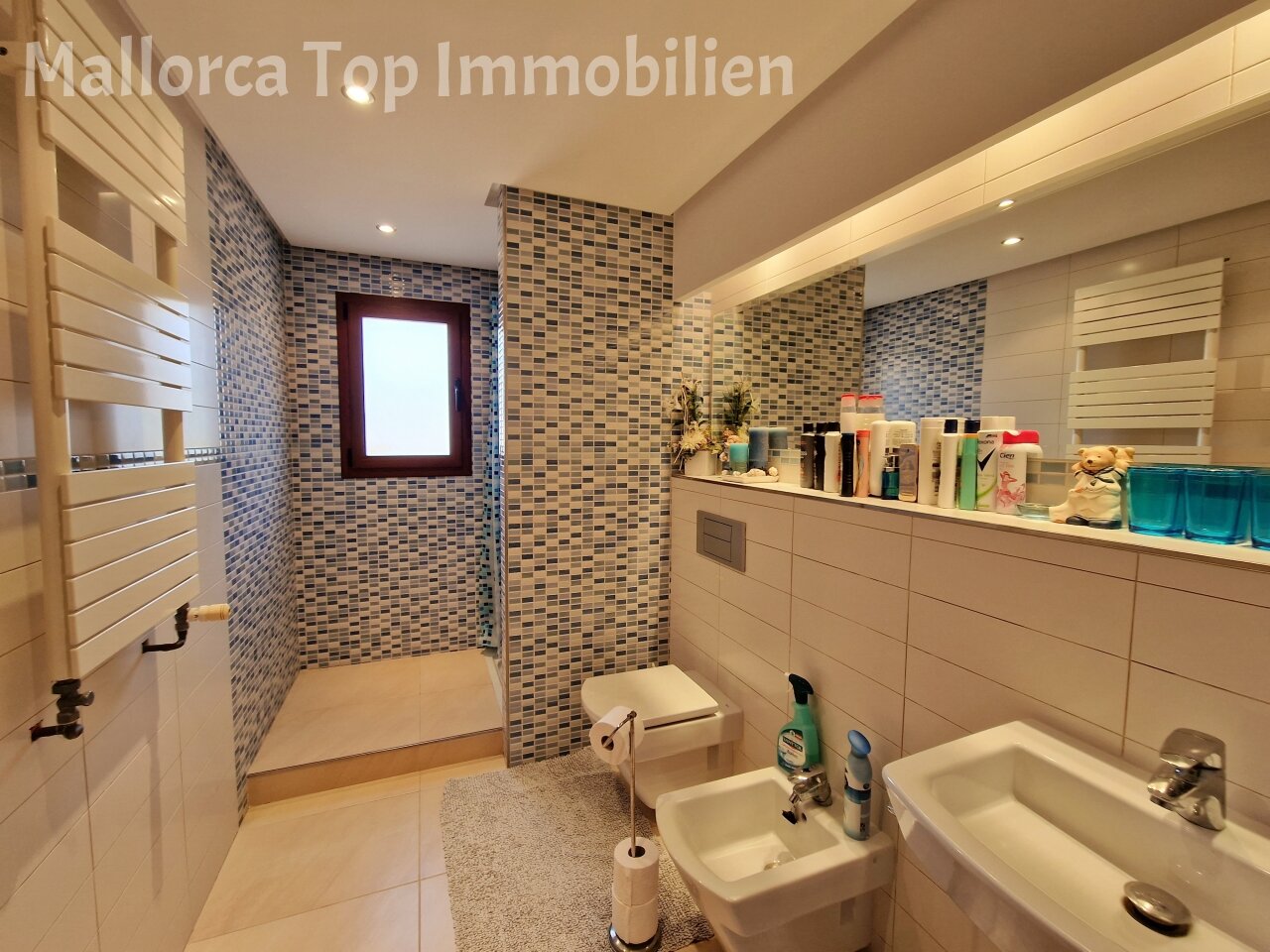 Modernes Badezimmer mit begehbarer Dusche – Hochwertige Ausstattung mit praktischer Raumaufteilung und integriertem Stauraum Modernes Badezimmer mit begehbarer Dusche – Hochwertige Ausstattung mit praktischer Raumaufteilung und integriertem Stauraum