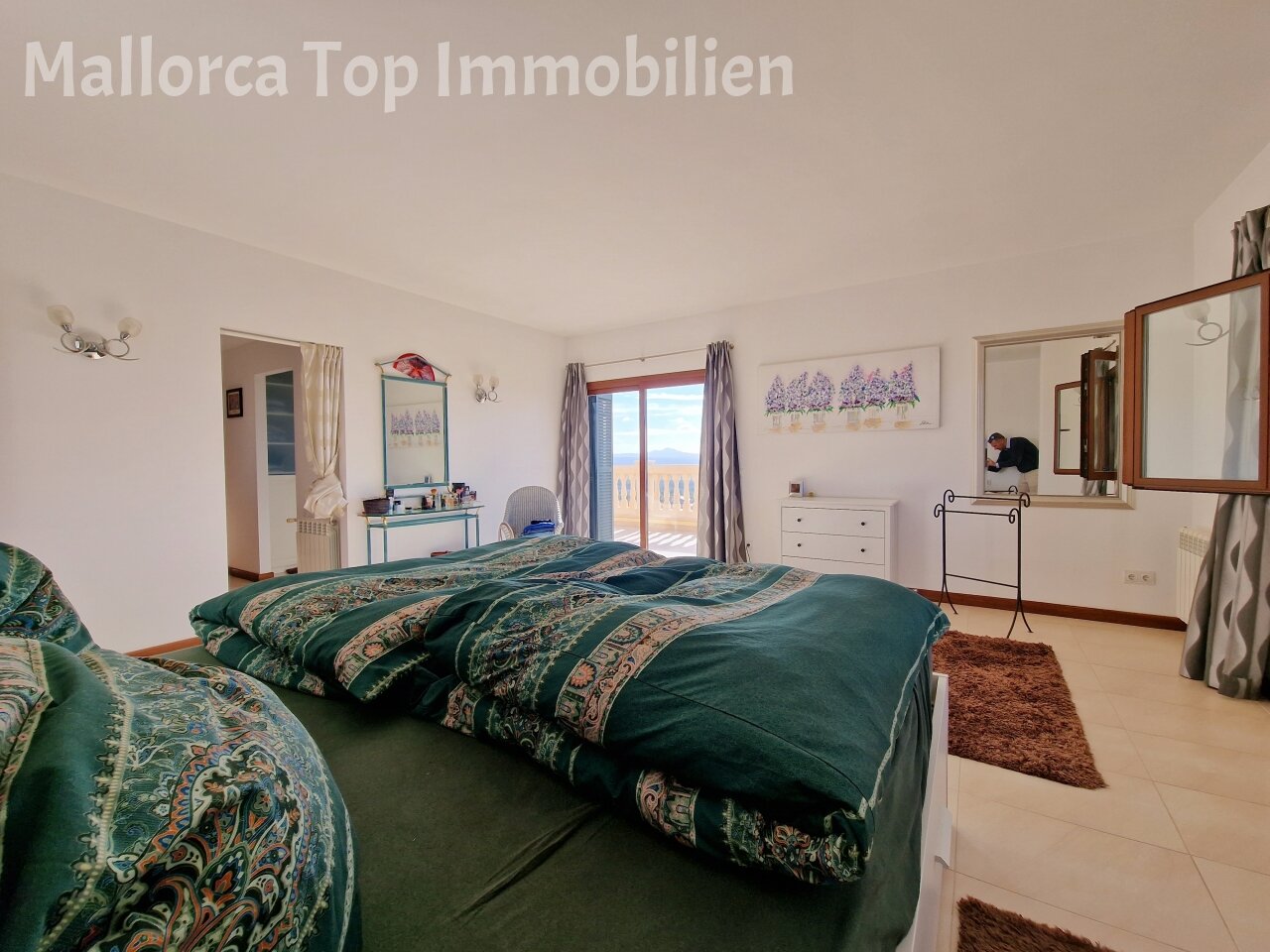 Hauptschlafzimmer mit Meerblick-Terrasse – Luxuriöse Rückzugsoase mit direktem Zugang zum Außenbereich Hauptschlafzimmer mit Meerblick-Terrasse – Luxuriöse Rückzugsoase mit direktem Zugang zum Außenbereich