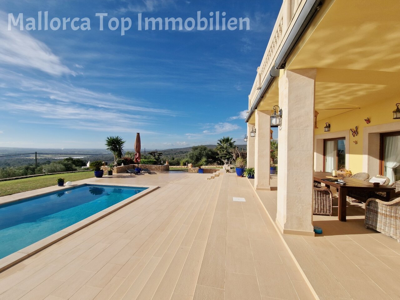 Überdachte Lounge-Terrasse mit direktem Poolzugang – Perfekt für entspannte Außenbereiche Überdachte Lounge-Terrasse mit direktem Poolzugang – Perfekt für entspannte Außenbereiche
