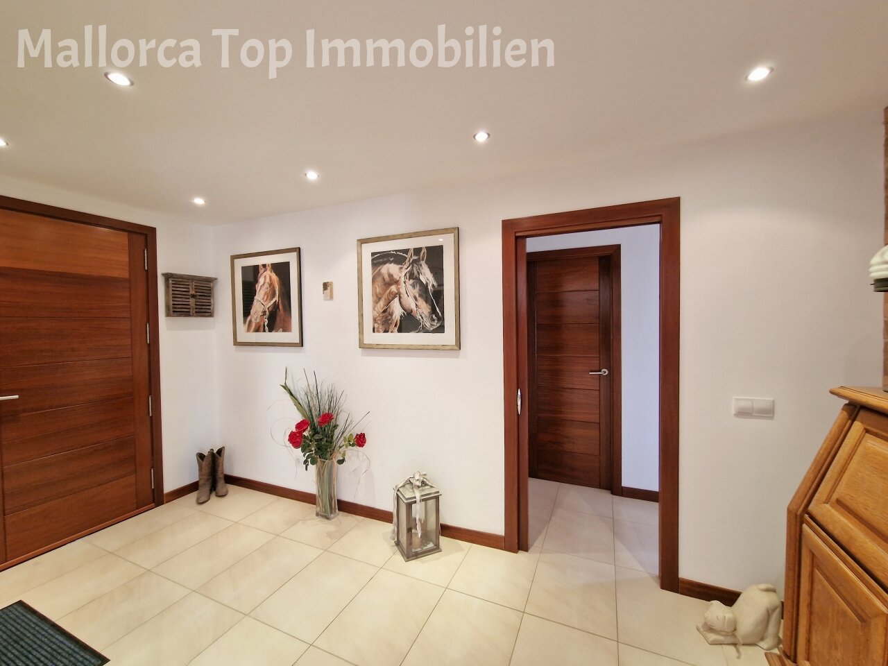 Elegante Eingangshalle mit hochwertigen Holztüren – Repräsentative Raumaufteilung mit zentraler Wegeführung Elegante Eingangshalle mit hochwertigen Holztüren – Repräsentative Raumaufteilung mit zentraler Wegeführung