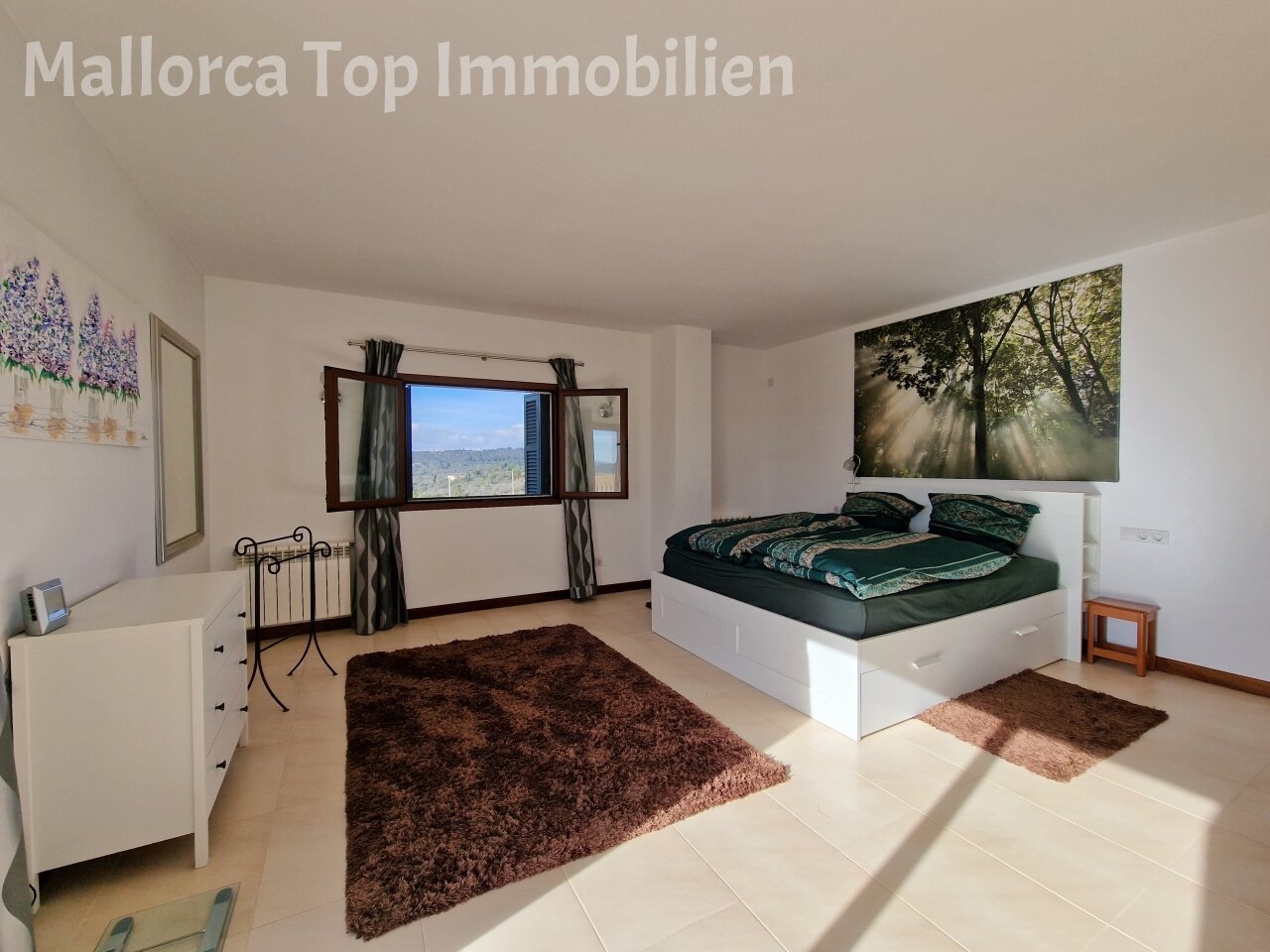 Hauptschlafzimmer mit Panoramafenstern – Helles Rückzugsrefugium mit weitem Landschaftsblick und optimaler Raumaufteilung Hauptschlafzimmer mit Panoramafenstern – Helles Rückzugsrefugium mit weitem Landschaftsblick und optimaler Raumaufteilung