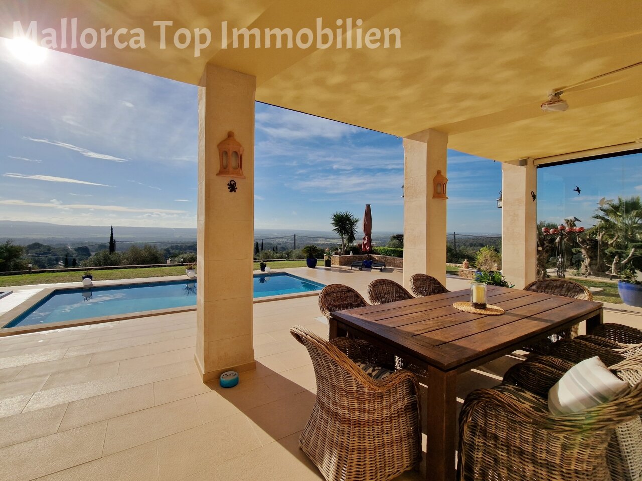 Überdachte Lounge-Terrasse mit Poolblick – Elegante Säulenstruktur schafft luftigen Wohnraum unter freiem Himmel Überdachte Lounge-Terrasse mit Poolblick – Elegante Säulenstruktur schafft luftigen Wohnraum unter freiem Himmel
