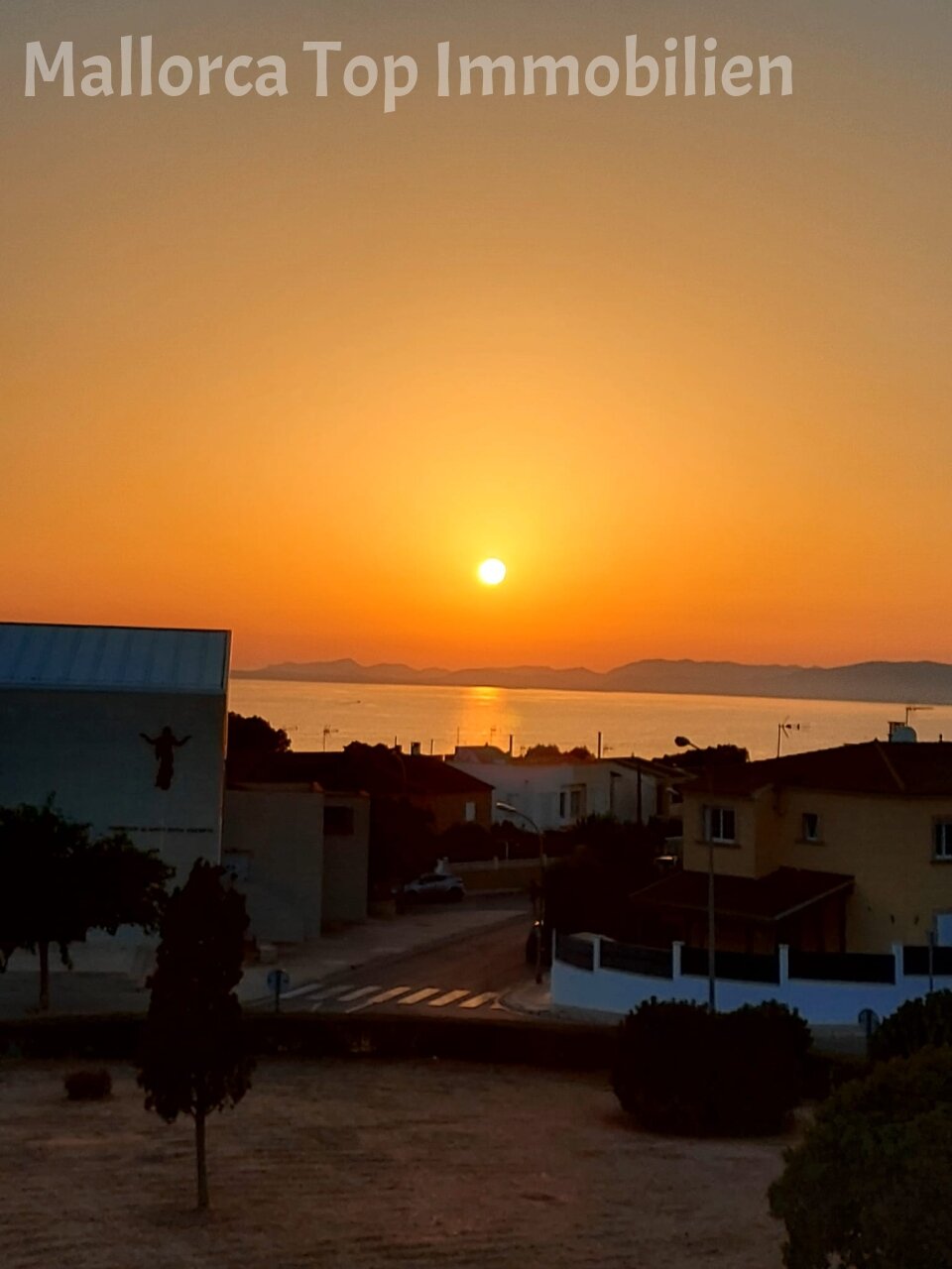 Schöne Doppelhaushälfte mit Dachterrasse und Pool in ruhiger Lage  Schöne Doppelhaushälfte mit Dachterrasse und Pool in ruhiger Lage
