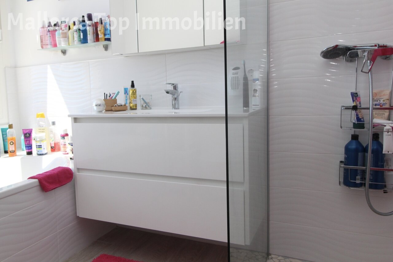 Modernes Badezimmer mit bodengleicher Dusche, Doppelwaschtisch und intelligenter Stauraum-Organisation