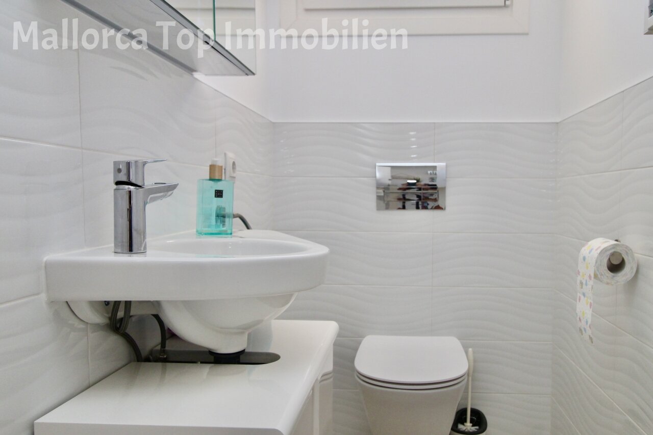 Modernes Badezimmer mit hochwertiger Ausstattung und praktischer Raumnutzung