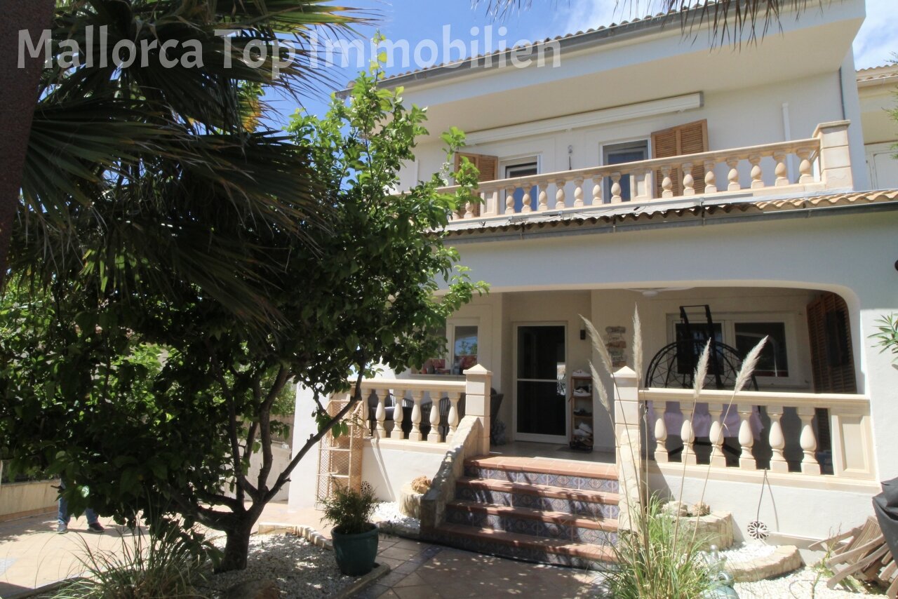 Terrassierter Wohnbereich mit überdachter Loggia und eleganter Balustrade