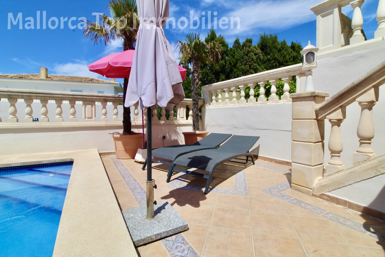Exklusive Poolterrasse mit eleganter Balustrade und Sonnenschutzanlage