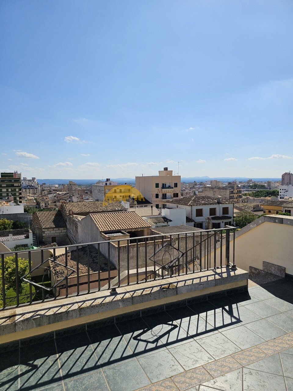 Dachterrasse mit Meerblick und Bergpanorama – Weitläufiger Außenbereich mit hochwertiger Terrassengestaltung und Metallgeländer Dachterrasse mit Meerblick und Bergpanorama – Weitläufiger Außenbereich mit hochwertiger Terrassengestaltung und Metallgeländer