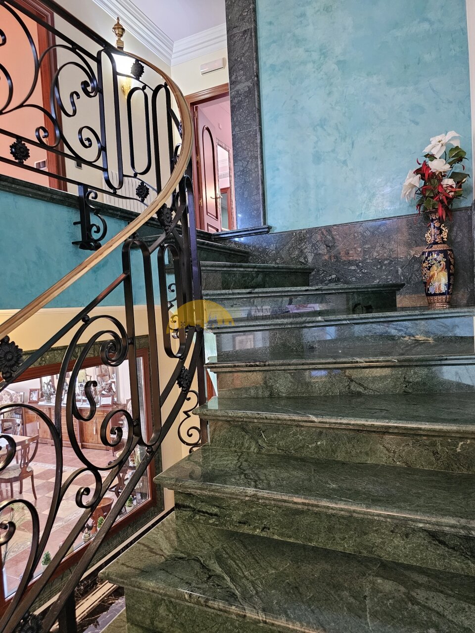 Repräsentative Marmortreppe mit schmiedeeisernem Geländer – Klassische Eleganz in jedem Detail Repräsentative Marmortreppe mit schmiedeeisernem Geländer – Klassische Eleganz in jedem Detail