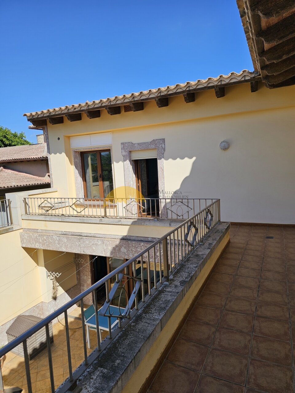 Mehrgeschossige Terrassenanlage mit durchgehenden Balkonzonen und eleganten Metallgeländern – Outdoor-Living auf mehreren Ebenen Mehrgeschossige Terrassenanlage mit durchgehenden Balkonzonen und eleganten Metallgeländern – Outdoor-Living auf mehreren Ebenen