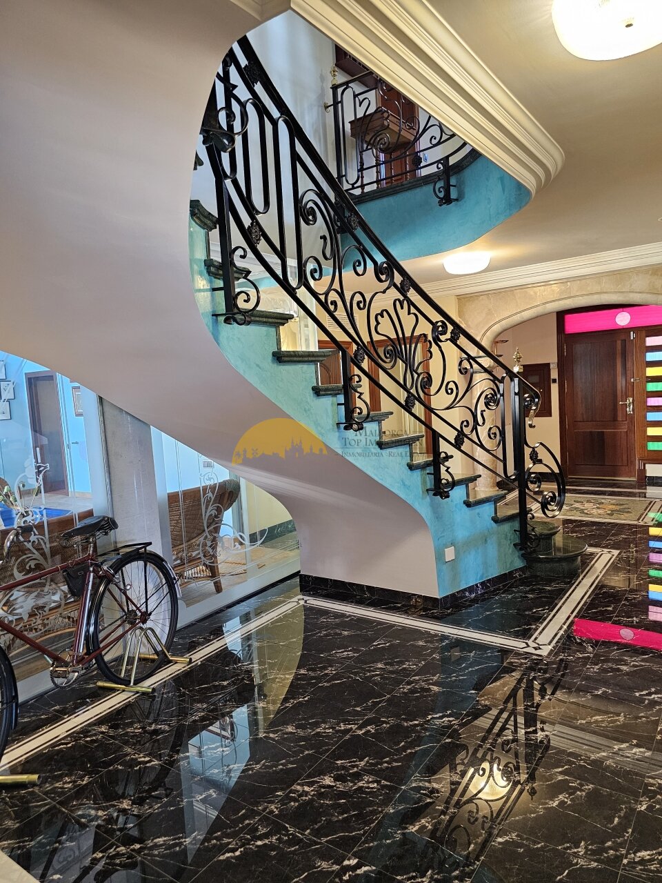 Imposante Wendeltreppe mit kunstvoll geschmiedetem Geländer – Architektonisches Meisterwerk als zentrales Gestaltungselement Imposante Wendeltreppe mit kunstvoll geschmiedetem Geländer – Architektonisches Meisterwerk als zentrales Gestaltungselement