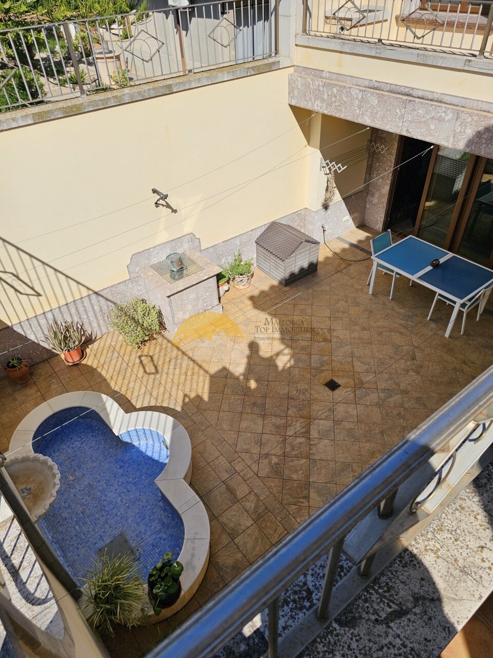Poolbereich mit separater Nasszone und überdachtem Loungebereich – Outdoor-Wellness mit intelligenter Raumaufteilung Poolbereich mit separater Nasszone und überdachtem Loungebereich – Outdoor-Wellness mit intelligenter Raumaufteilung