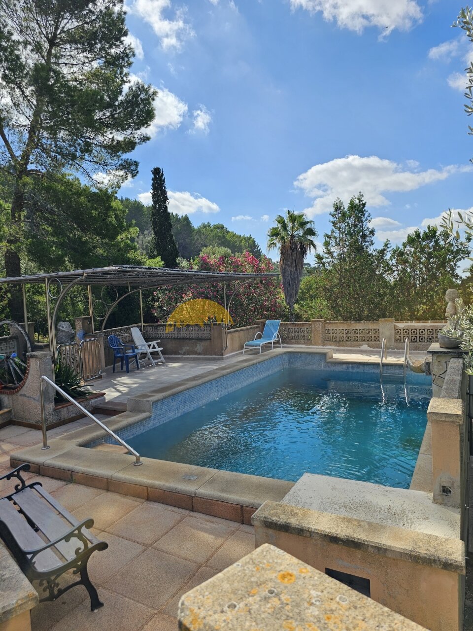 Poolanlage mit Sonnenschutzpergola und umlaufender Terrasse Poolanlage mit Sonnenschutzpergola und umlaufender Terrasse