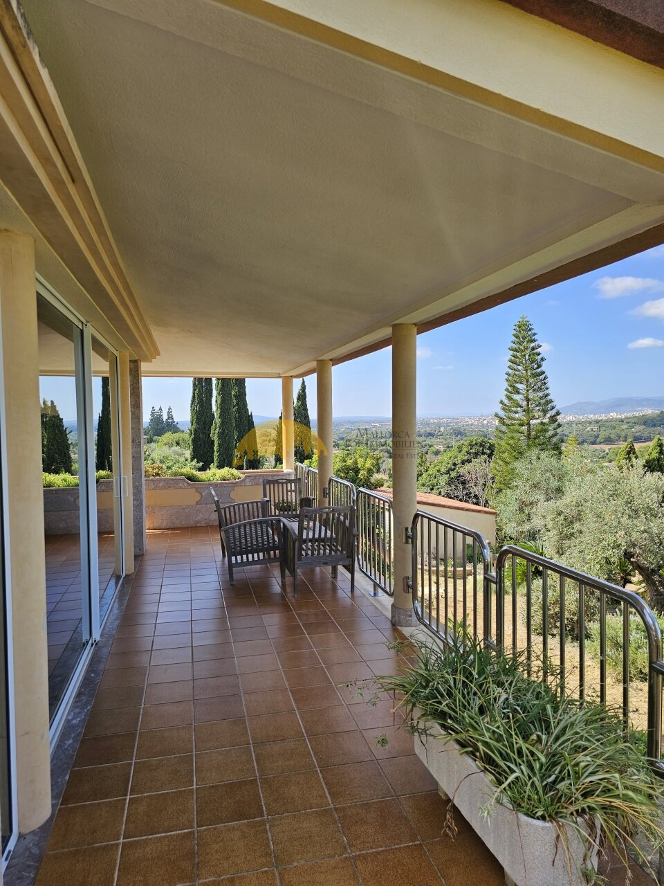 Überdachte Terrasse mit Panoramaaussicht und intelligenter Beschattungslösung Überdachte Terrasse mit Panoramaaussicht und intelligenter Beschattungslösung