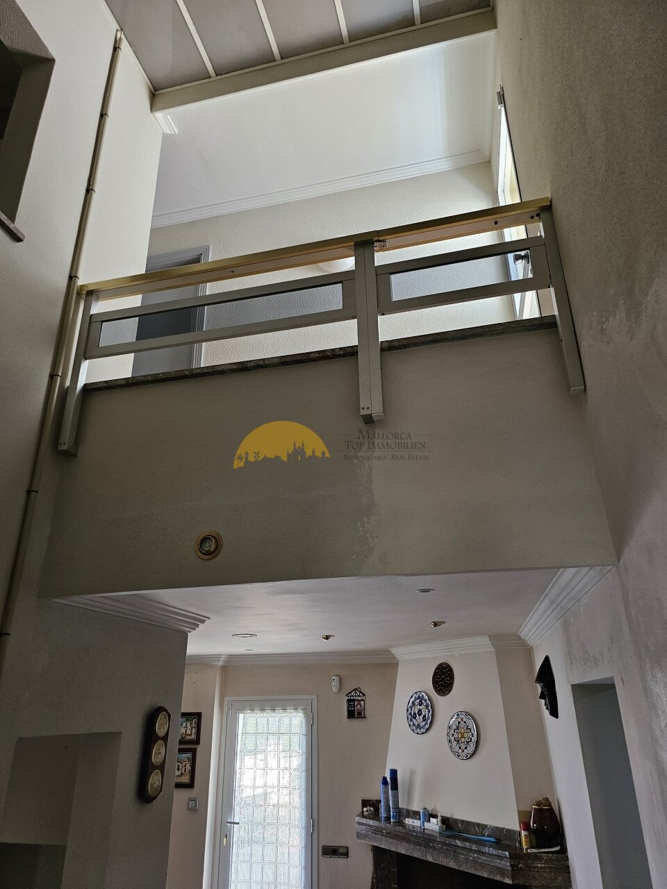 Loft-Schlafbereich mit Mezzanin-Galerie und offener Raumhöhe Loft-Schlafbereich mit Mezzanin-Galerie und offener Raumhöhe