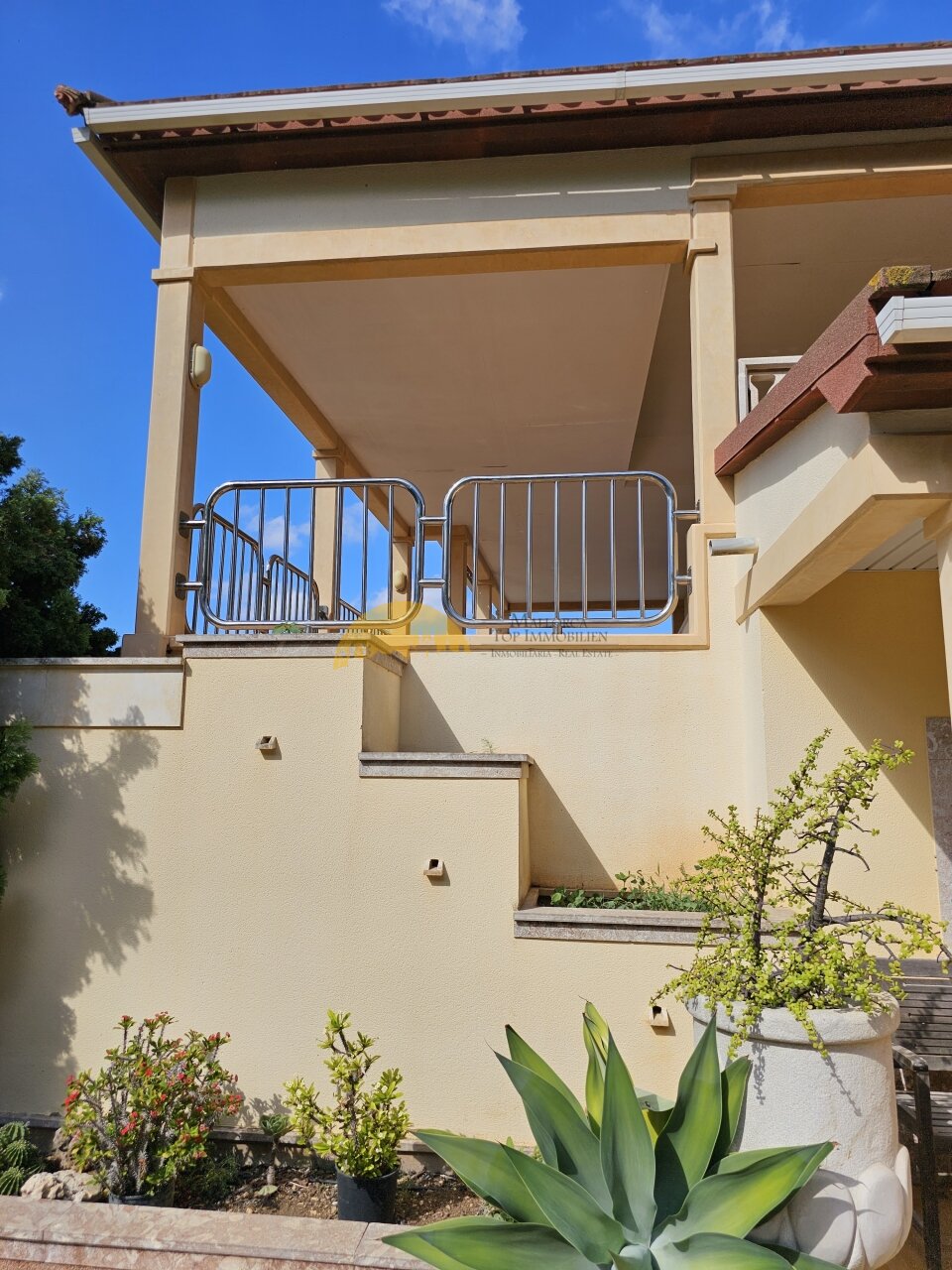 Sonnenschutz-Loggia mit motorisierter Markise und Edelstahlgeländer Sonnenschutz-Loggia mit motorisierter Markise und Edelstahlgeländer