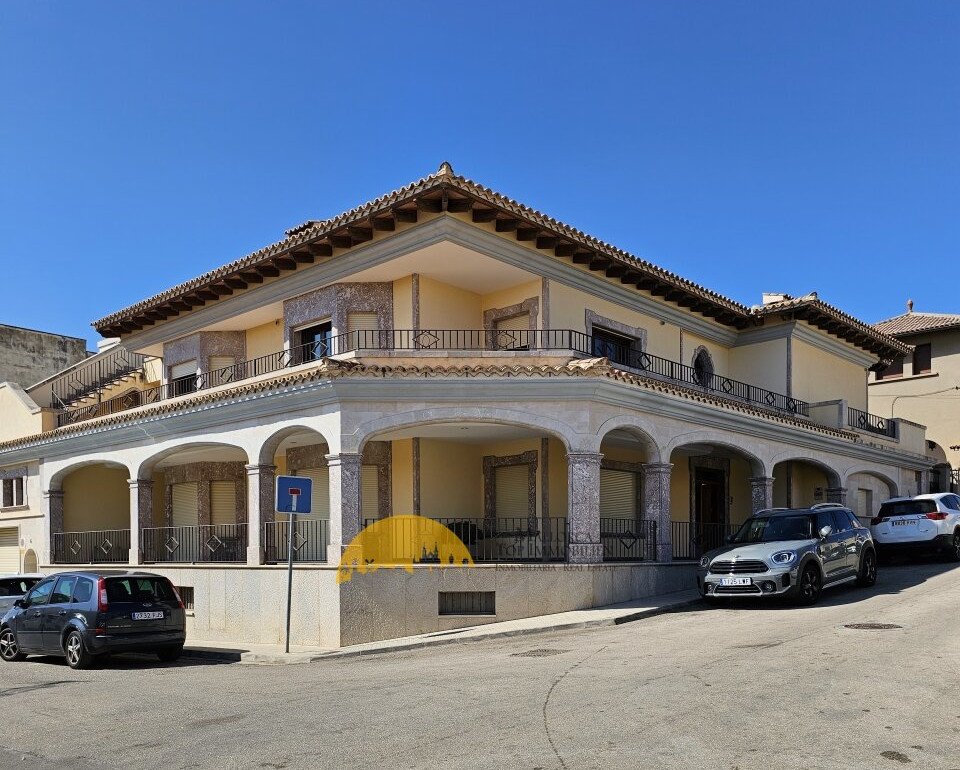 Elegante Kolonialarchitektur mit repräsentativen Arkaden und Balkonzonen Elegante Kolonialarchitektur mit repräsentativen Arkaden und Balkonzonen