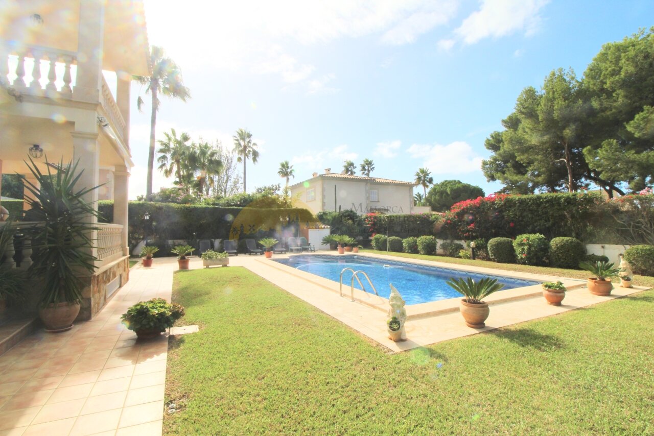Hausansicht mit Pool Hausansicht mit Pool