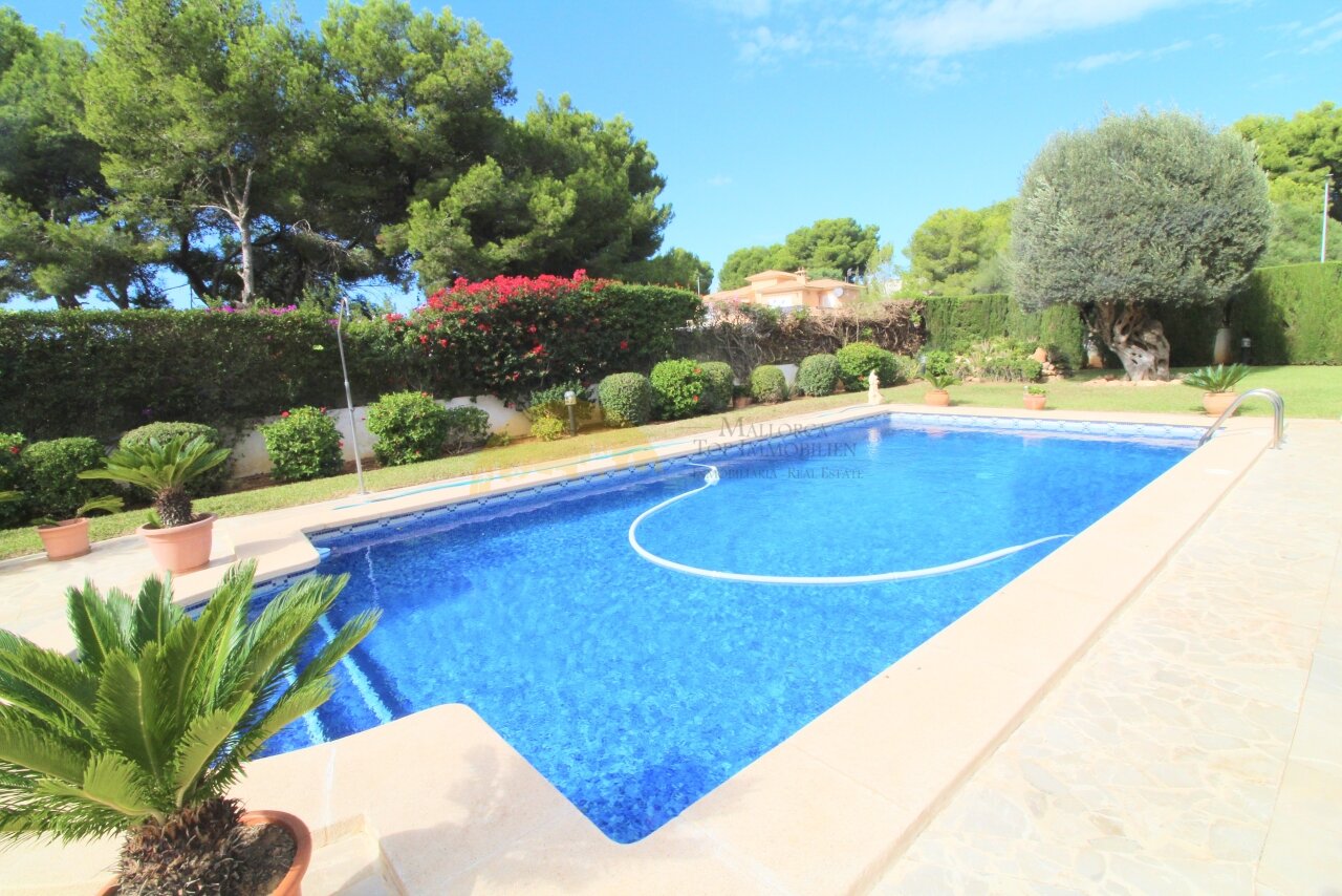Hausansicht mit Pool Hausansicht mit Pool