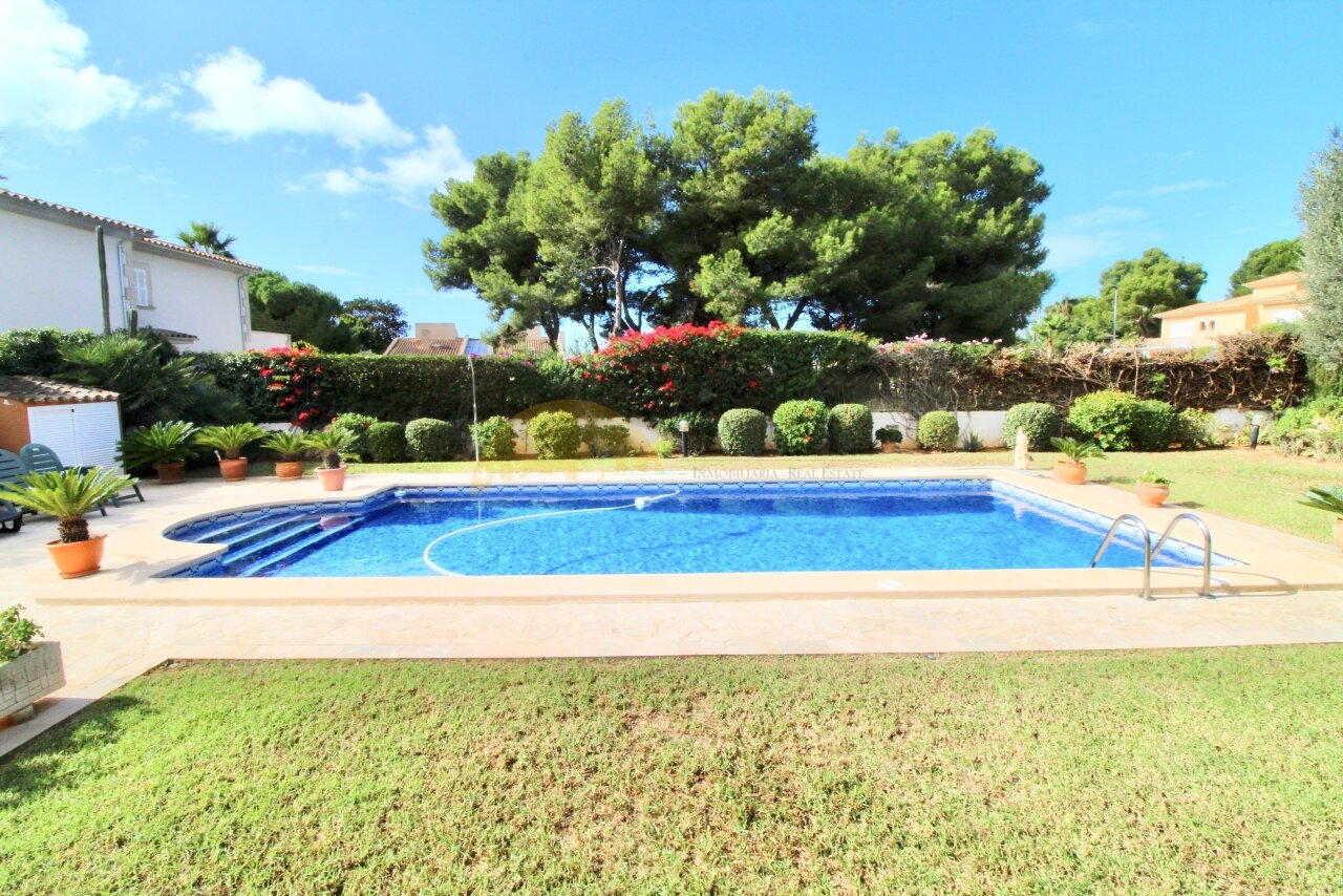 Hausansicht mit Pool Hausansicht mit Pool