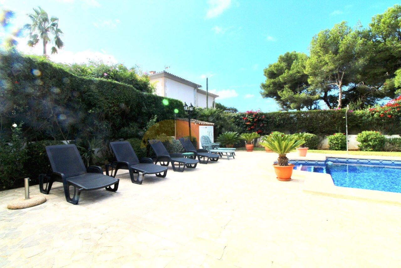 Hausansicht mit Pool Hausansicht mit Pool