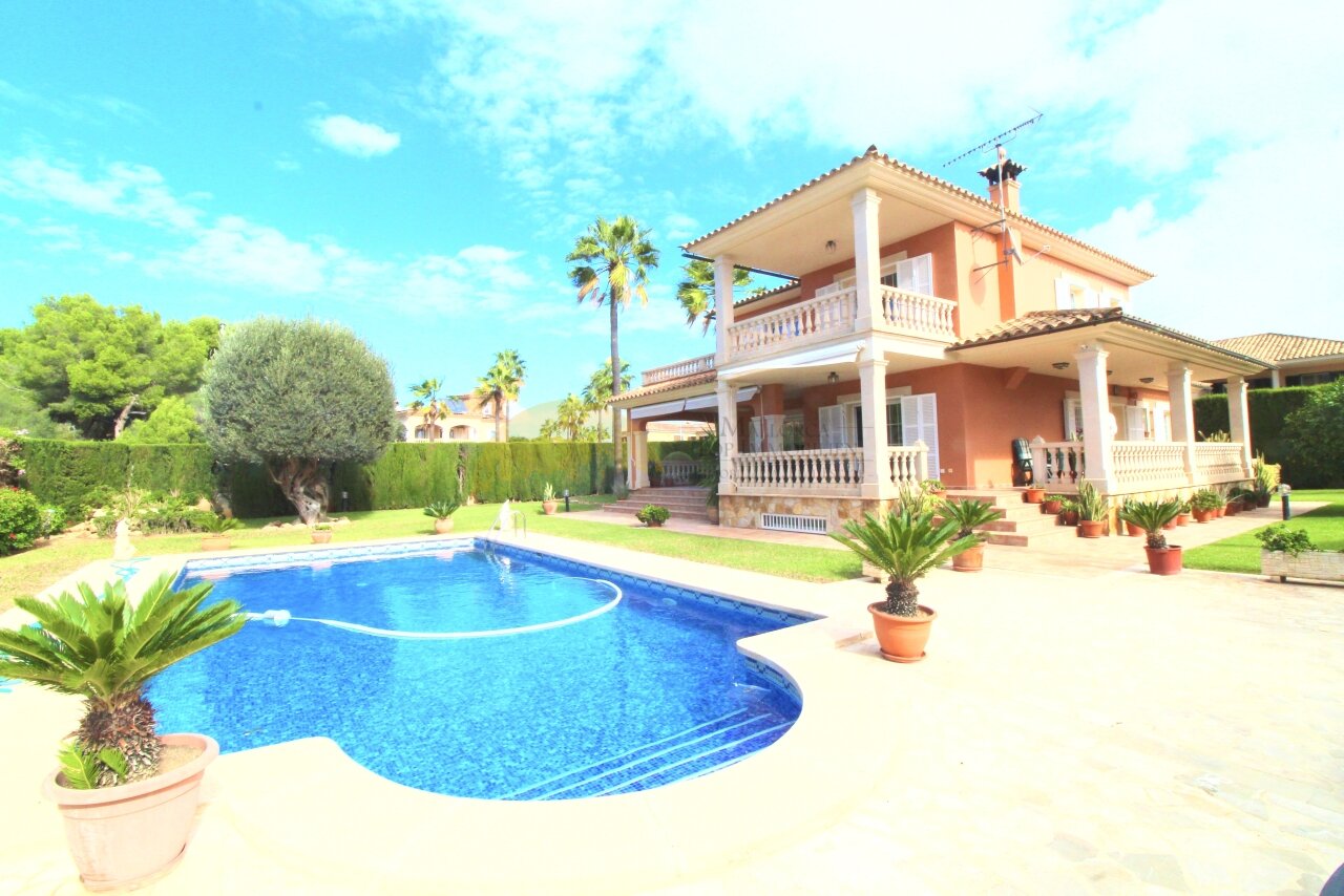 Hausansicht mit Pool Hausansicht mit Pool