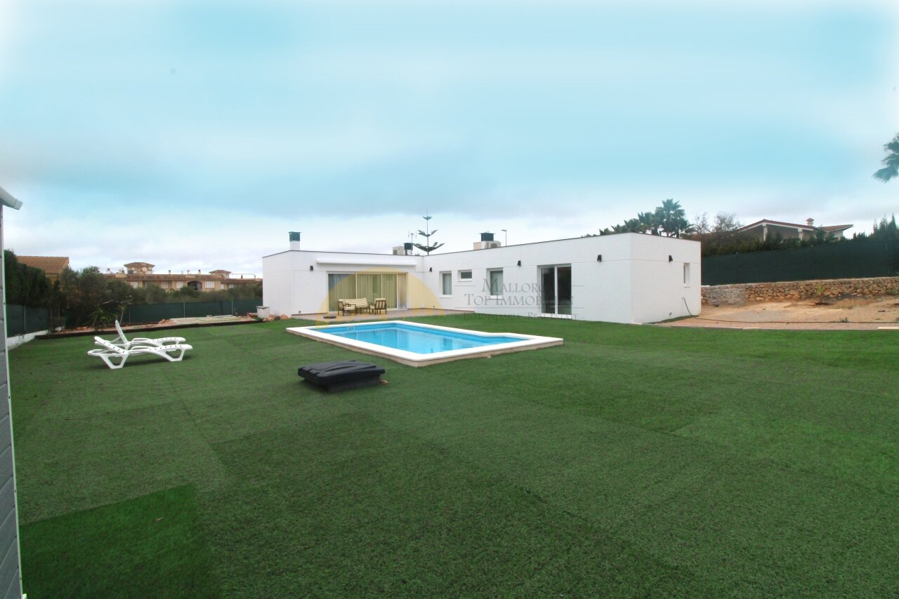 Hausansicht mit Pool Hausansicht mit Pool