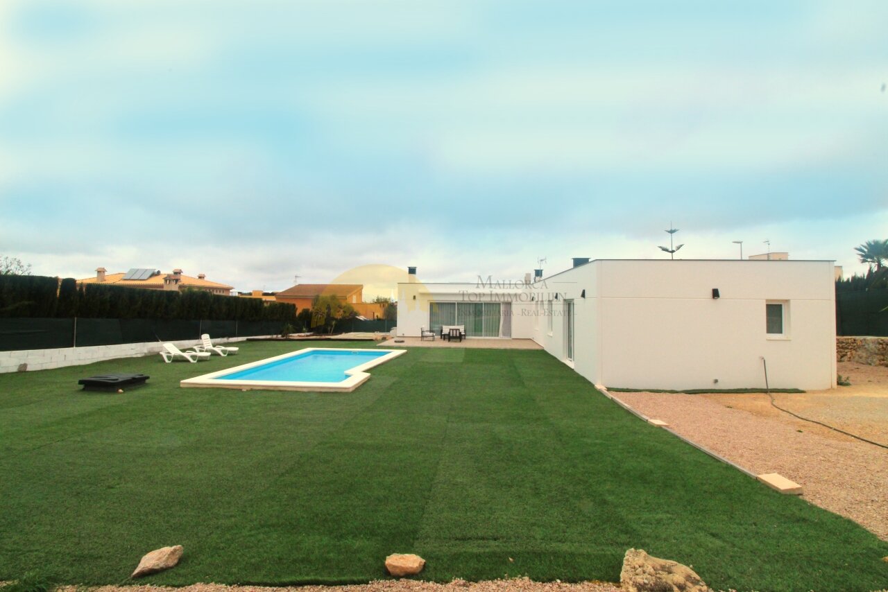 Hausansicht mit Pool Hausansicht mit Pool