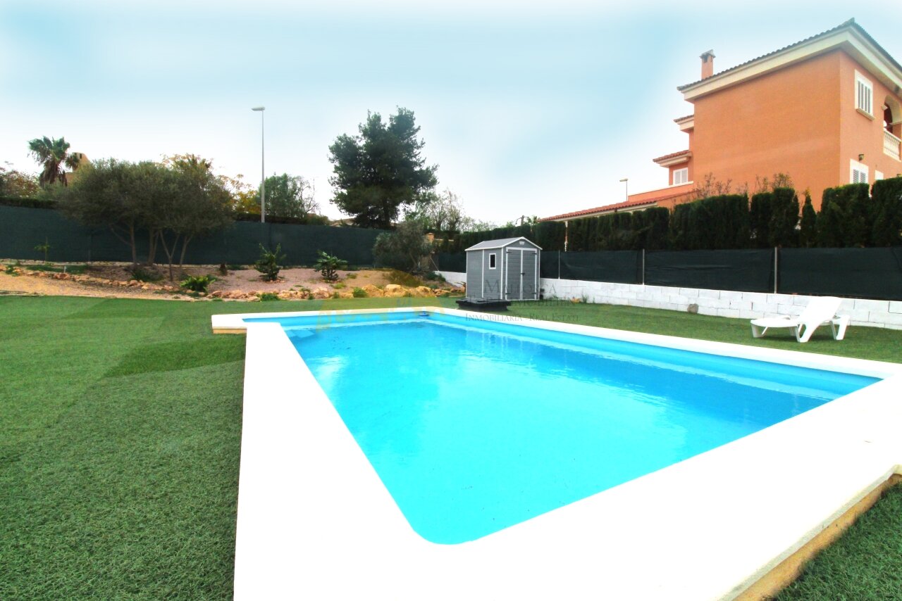 Hausansicht mit Pool Hausansicht mit Pool