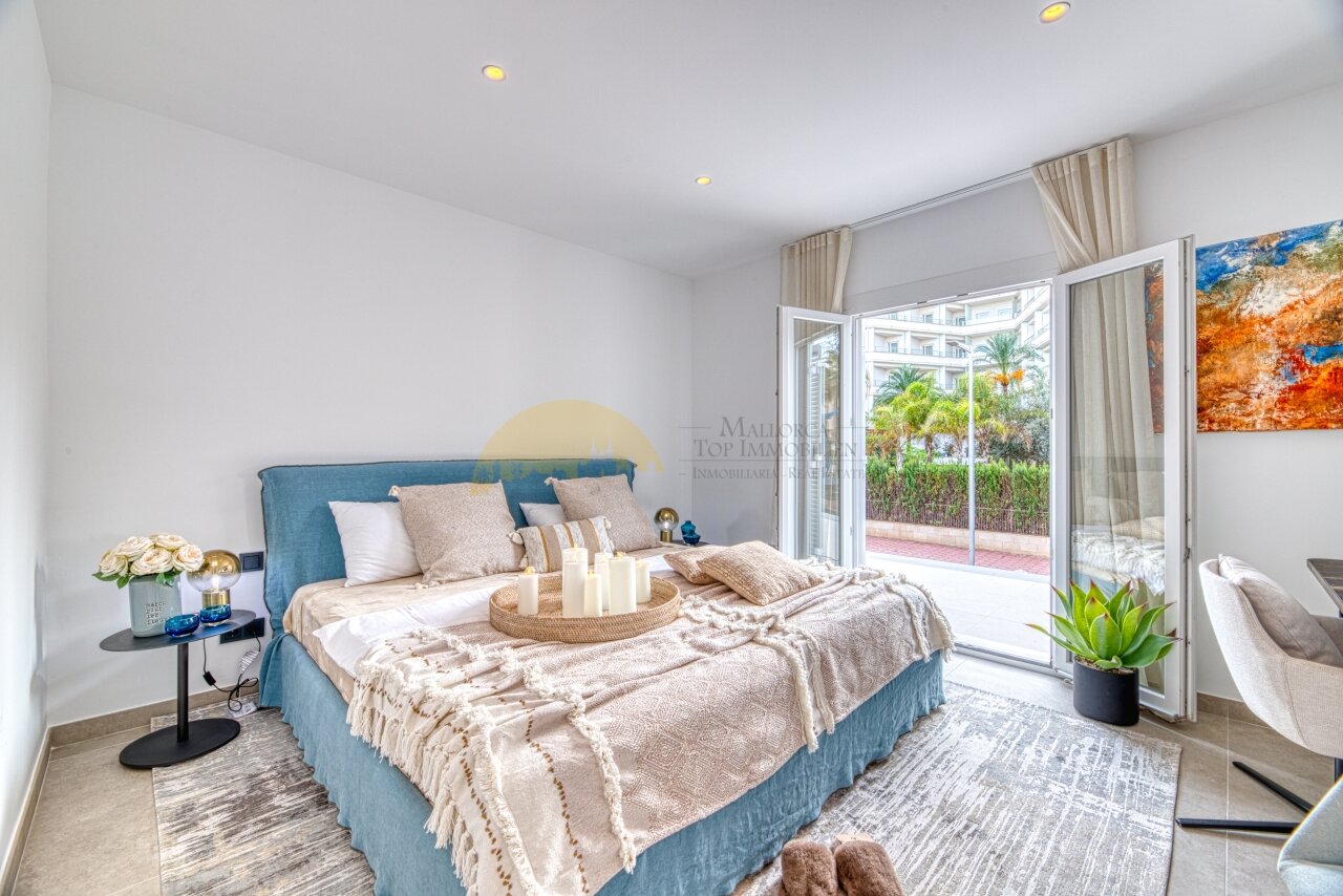 Helles Schlafzimmer mit raumhohen Glastüren, Einbaubeleuchtung und direktem Terrassenzugang zum Garten Helles Schlafzimmer mit raumhohen Glastüren, Einbaubeleuchtung und direktem Terrassenzugang zum Garten