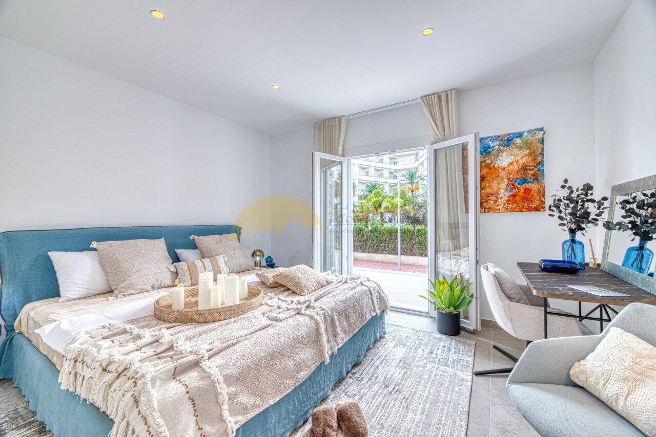 Elegantes Schlafzimmer mit Terrassenzugang, Einbaubeleuchtung und funktionalem Arbeitsbereich Elegantes Schlafzimmer mit Terrassenzugang, Einbaubeleuchtung und funktionalem Arbeitsbereich
