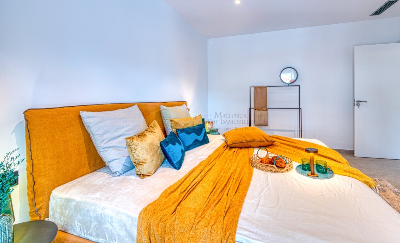 Helles Schlafzimmer mit raumhohen Türen und direktem Terrassenzugang Helles Schlafzimmer mit raumhohen Türen und direktem Terrassenzugang