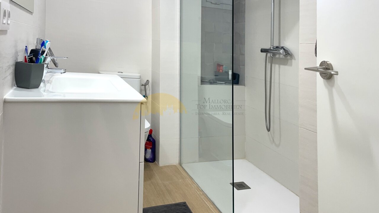 Modernes Badezimmer mit begehbarer Dusche und praktischer Waschtischanlage – effiziente Raumnutzung auf kleinem Raum Modernes Badezimmer mit begehbarer Dusche und praktischer Waschtischanlage – effiziente Raumnutzung auf kleinem Raum