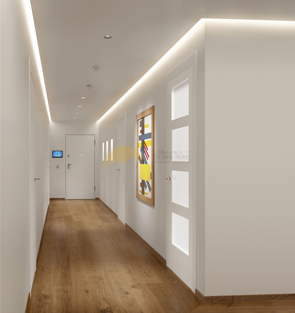 Eleganter Flur mit indirekter LED-Beleuchtung und hochwertigen Innentüren Eleganter Flur mit indirekter LED-Beleuchtung und hochwertigen Innentüren