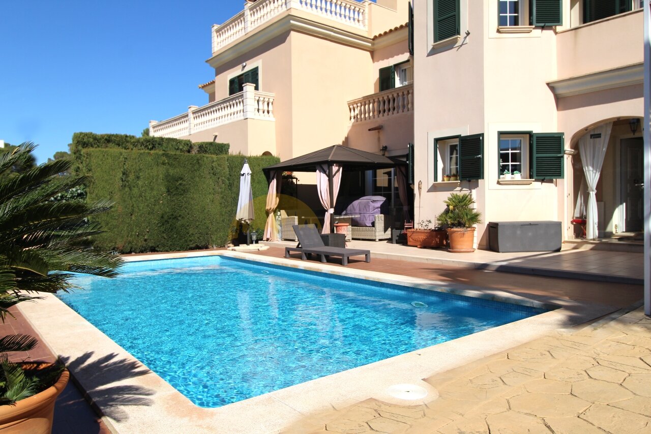 Pool mit Hausansicht Pool mit Hausansicht