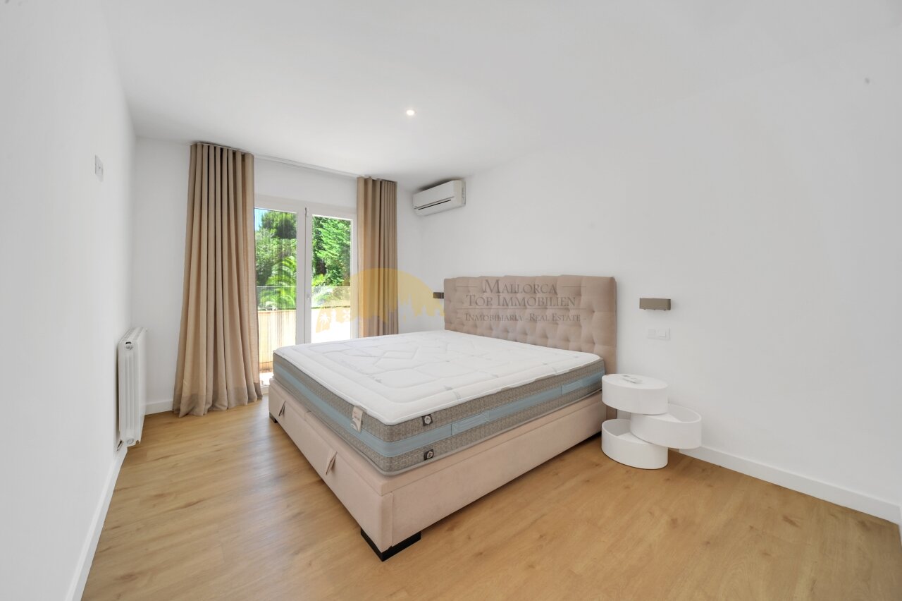 Helles Schlafzimmer mit Terrassenzugang, Klimaanlage und großflächiger Verglasung