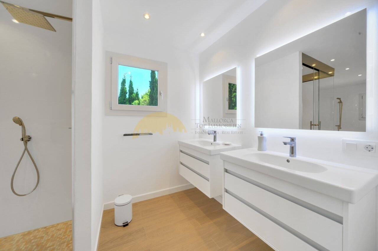 Elegantes Doppelwaschbecken mit LED-Spiegelbeleuchtung und geräumiger Ablage